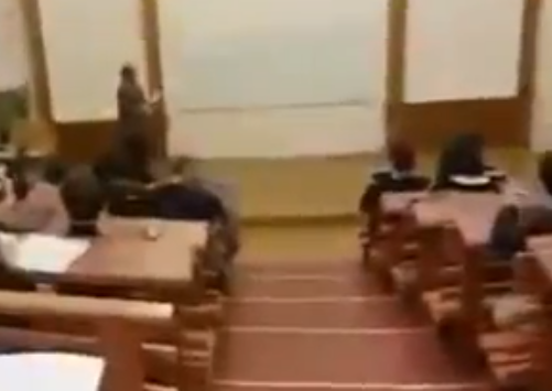 El alumno se pasa de listo y el profesor le da su merecido