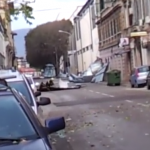 El viento levanta a un bombero como si estuviese en una alfombra mágica