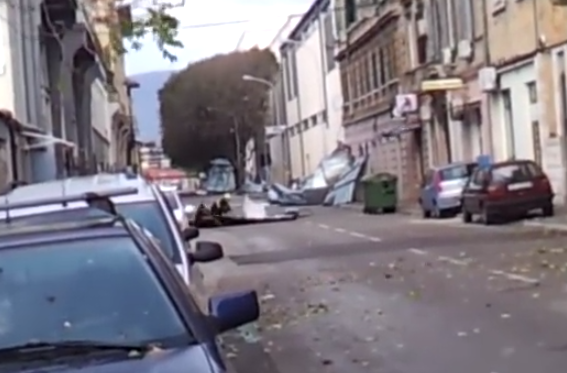 El viento levanta a un bombero como si estuviese en una alfombra mágica