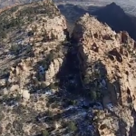 Atravesar volando un pequeño cañón haciendo Wingsuit