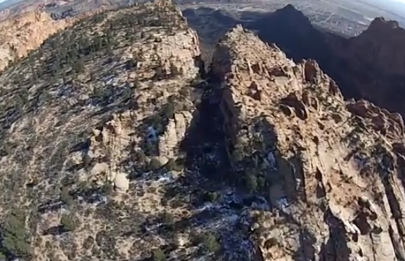 Atravesar volando un pequeño cañón haciendo Wingsuit