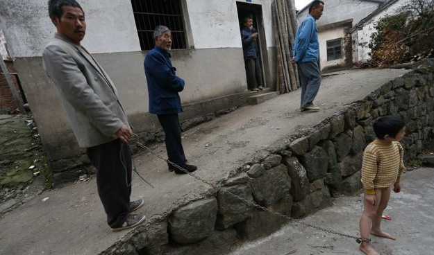 Zili, el niño de 11 años que vive encadenado