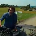 Jeremy Clarkson vuela un Yugo con un tanque (vídeo)