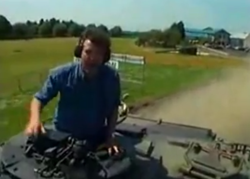 Jeremy Clarkson vuela un Yugo con un tanque (vídeo)