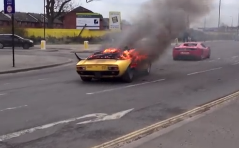 Lamborghini Miura ardiendo en las calles de Londres