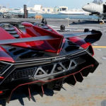 Flipante el Lamborghini Veneno Roadster. Presentado en un portaaviones de Abu Dhabi