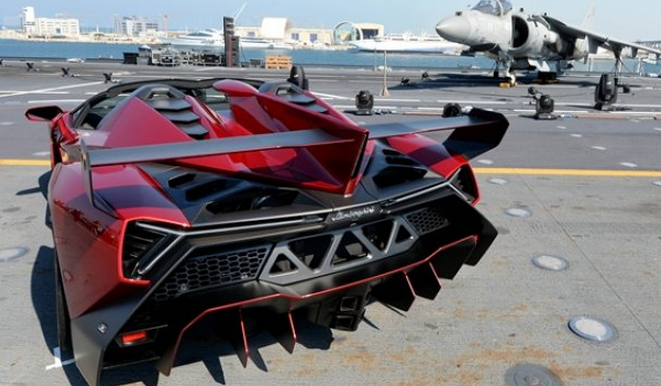 Flipante el Lamborghini Veneno Roadster. Presentado en un portaaviones de Abu Dhabi