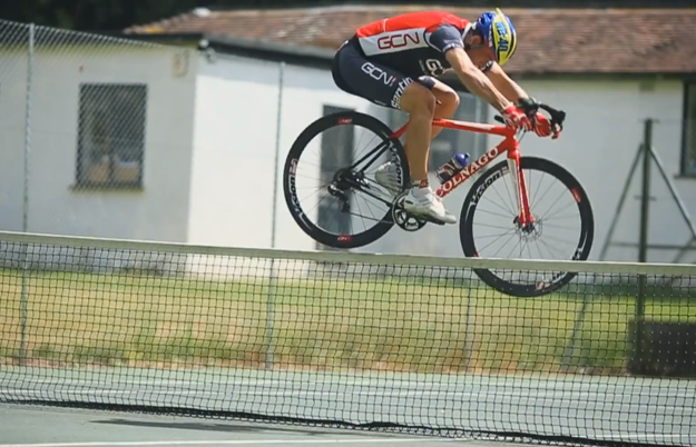 Martyn Ashton y sus increíbles trucos en una bicicleta de carretera