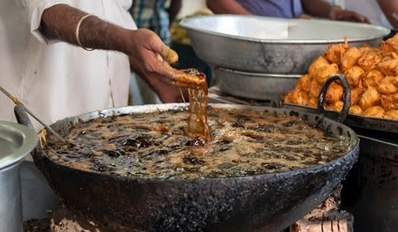 Un cocinero indio mete las manos como si nada en aceite hirviendo