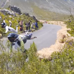 Aparatoso accidente en una carrera de longboards