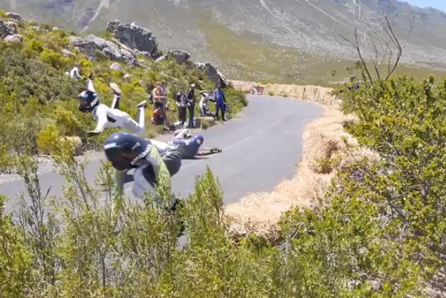 Aparatoso accidente en una carrera de longboards