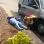 Agresora queda inconsciente después de golpearse contra la puerta del coche