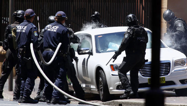 Espectacular arresto en Sidney frente al Parlamento por una amenaza de bomba