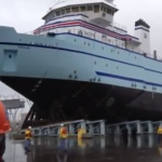 Así es como meten los barcos en el agua