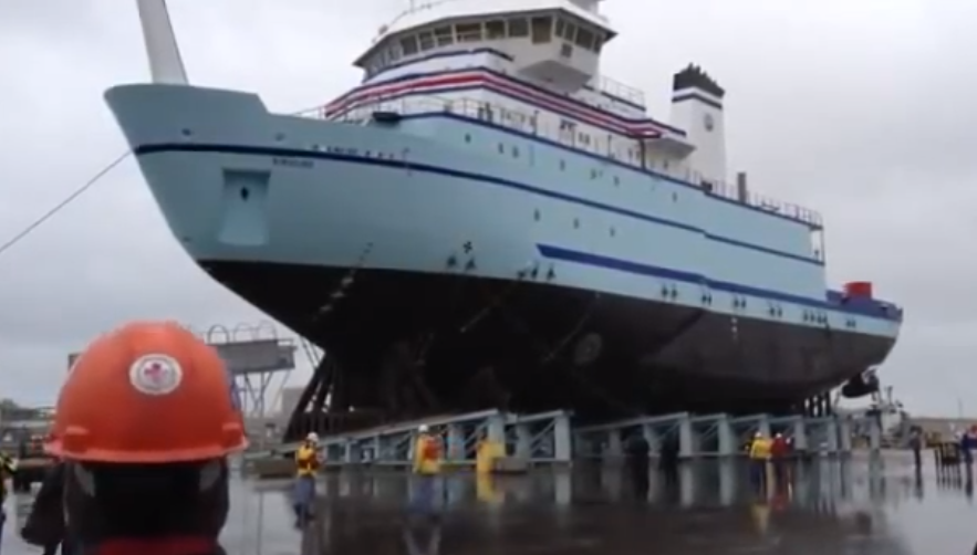 Así es como meten los barcos en el agua