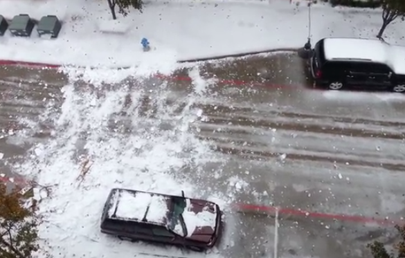 Avalanchas de hielo caen desde los tejados de Dallas