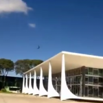 Un avión de la Fuerza Aérea de Brasil rompe los cristales de un edificio del Gobierno