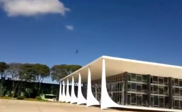 Un avión de la Fuerza Aérea de Brasil rompe los cristales de un edificio del Gobierno