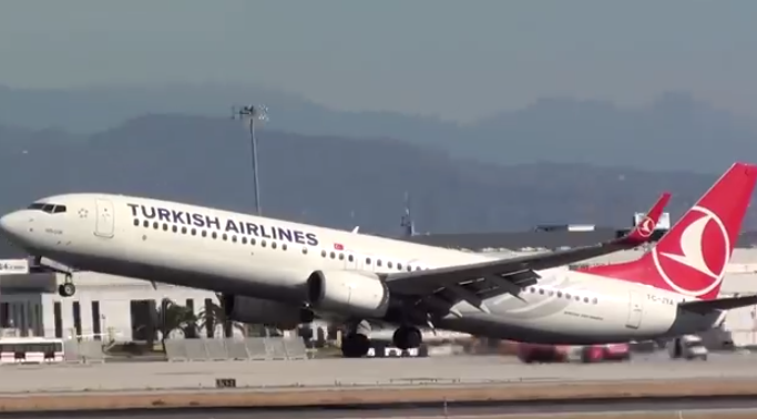 Boeing 737-900 de Turkish Airlines casi golpea con la cola al aterrizar en el aeropuerto de Málaga