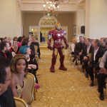 La boda más épica de la historia: El novio se enfrenta con Iron Man, Batman y ninjas