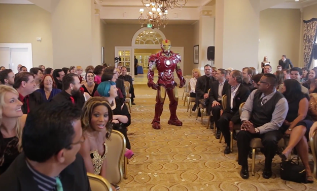 La boda más épica de la historia: El novio se enfrenta con Iron Man, Batman y ninjas