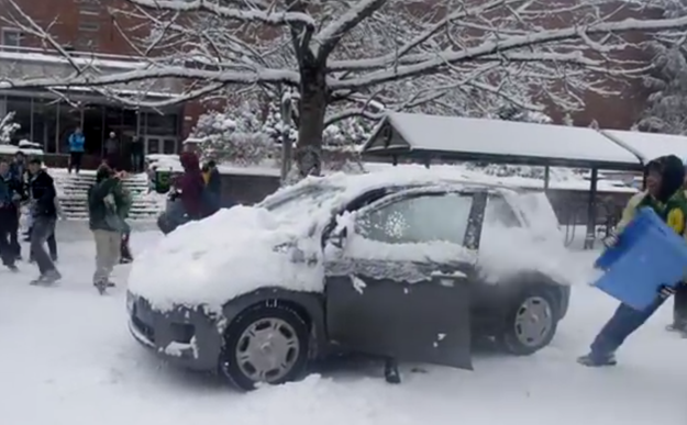 Estudiantes atacan a base de bolazos de nieve a cada coche que sale de la Universidad