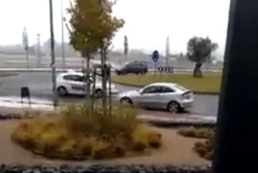 Así cogen las rotondas en Badajoz