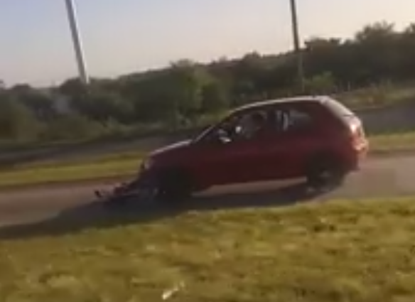 Atropella a un motorista, huye y arrastra la moto bajo su coche 20 kilometros