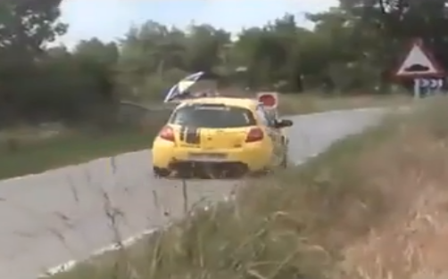 Un competidor muy duro salta a la carretera