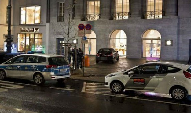 Empotra el coche contra una tienda de Apple