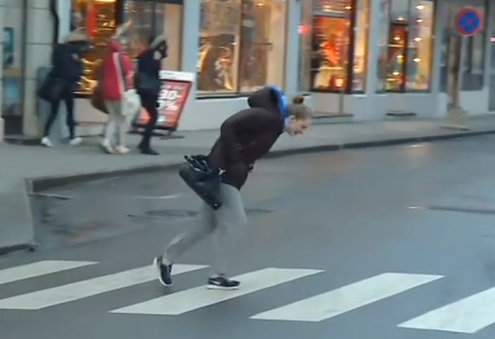 El viento en Alesund, Noruega hace que caminar por la calle sea así de difícil