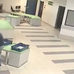 Un guardia de seguridad atrapa en el aire a un bebé que va a caer al suelo