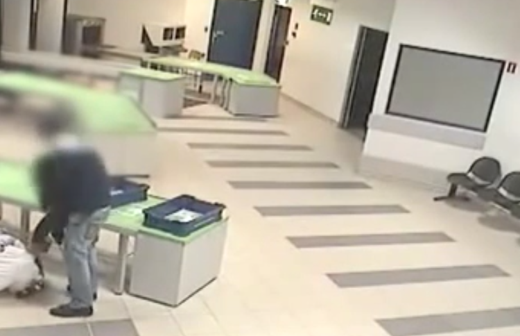 Un guardia de seguridad atrapa en el aire a un bebé que va a caer al suelo
