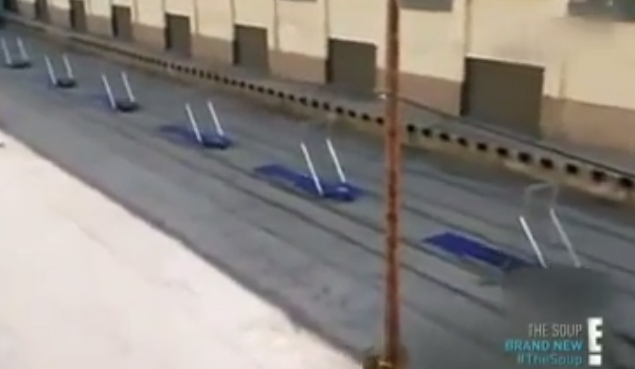 Hombre intenta atravesar 10 cristaleras para batir un récord del mundo