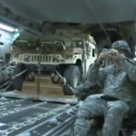Lanzando camiones militares desde un avión (Vídeo)