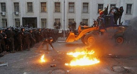 Manifestantes europeístas de Kiev derriban una barricada de la policía con una excavadora