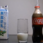 Esto es lo que ocurre al mezclar leche con Coca-Cola