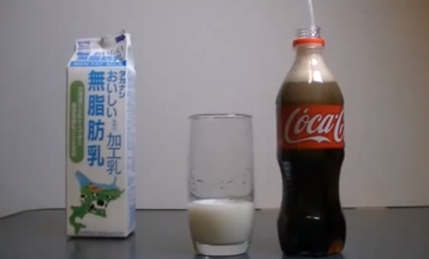 Esto es lo que ocurre al mezclar leche con Coca-Cola