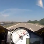 Menuda salvada la de este motorista a 240 km/h