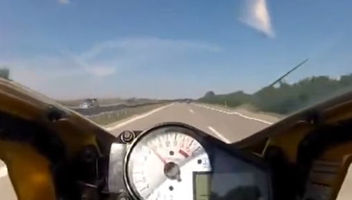 Menuda salvada la de este motorista a 240 km/h