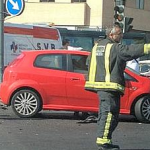 Al loro con lo que iba haciendo esta mujer mientras conducía...