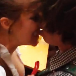 Una mujer le muerde el labio a un chico en el Oktoberfest 2013 (vídeo)