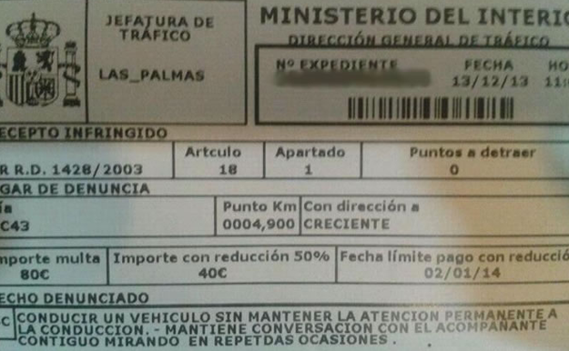 Multan a un conductor en Las Palmas por ir hablando con su acompañante