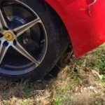 Escalofriante: Parte un Ferrari 458 Italia en dos
