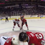 Partido de hockey sobre hielo visto desde la cámara de un árbitro