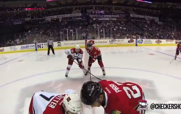Partido de hockey sobre hielo visto desde la cámara de un árbitro