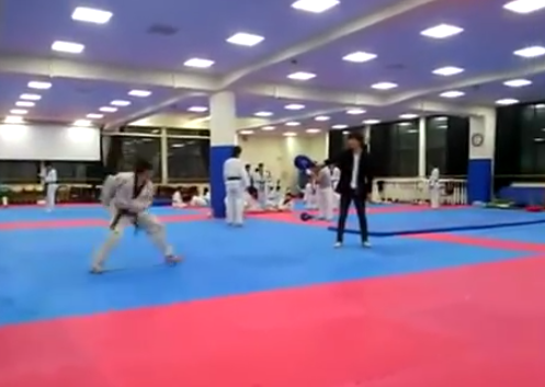 Increíble patada de Taekwondo: 3 vueltas en el aire sobre sí mismo