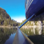 Patinaje sobre hielo con un helicóptero en un lago congelado