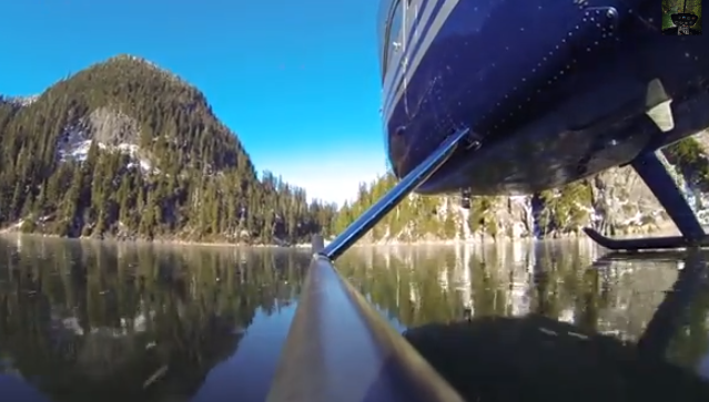 Patinaje sobre hielo con un helicóptero en un lago congelado