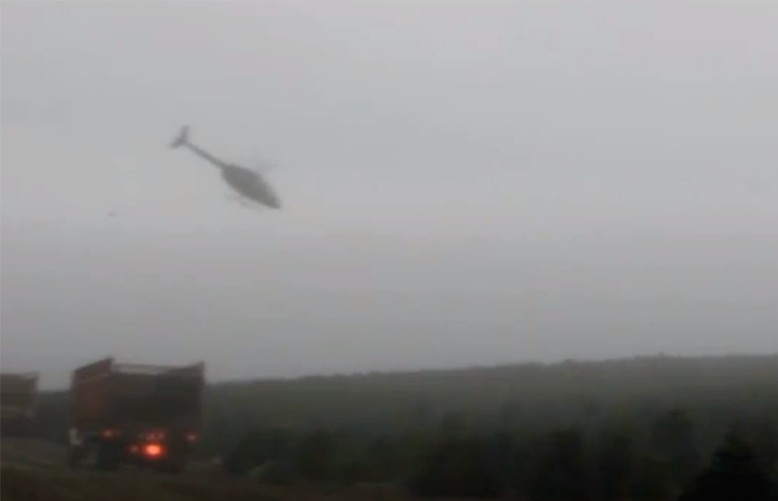 Piloto de helicóptero recogiendo árboles de Navidad de una granja a un ritmo increíble